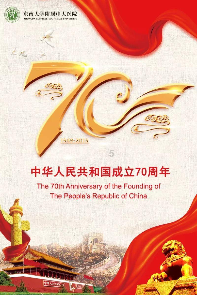 你们在玩神秘?隔壁汪星人挖洞钻篱笆 探出毛毛头凑热闹